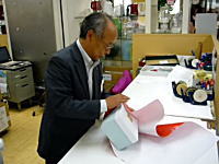 「なんて丁寧なんだ」日本のデパートでギフトラッピングを頼むと恐ろしく丁寧に包んでくれる。という動画が海外で話題に。