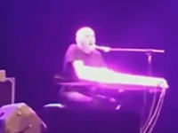 イタリアの人気歌手がライブ中に心臓発作を起こしそのまま死亡。その映像が公開される。