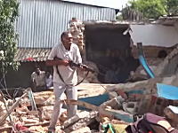 おぬしらそこで何をしておる！と容赦なくライフル銃をぶっ放すおじさん。インド。