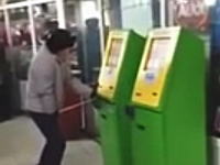 バールのようなものでガチッ！バキッ！周りに人がいるのに堂々と券売機を壊して中身を持ち去るｗ
