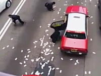 金だ！金だ！路上に2億3000万円分の現金がばらまかれる。群がる人たちを撮影した映像。