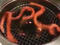 網の上で大暴れする食材。韓国料理ヌタウナギ踊り焼きの映像が海外で人気になってる