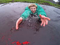 この必死さワロタｗ初フライトで池に落ちそうになったドローンを体を張って助けるｗ