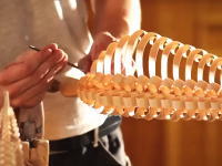 気持ちいい職人。一本の棒をノミで削ってツリーに仕上げる職人のワザが凄い。