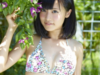 小島瑠璃子 ビキニや競泳水着姿で元気な表情を魅せる