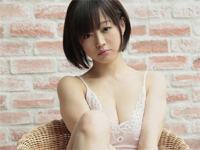 喜屋武ちあき ビーチで黒のレオタード水着を着てバストの谷間を魅せながらポーズ