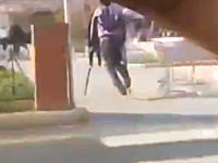 おいお前の松葉杖はいったい何なんだよｗこれは謎い男の一瞬動画。