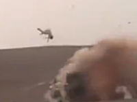 この飛距離はダメかな。事故って回転する車内から投げ出された人がめちゃ飛んだ動画