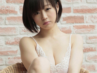 喜屋武ちあき グリーンのボーダー柄ビキニを着て波打ち際は笑顔いっぱい浮かべながら走る