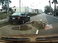 車道側のドアを開けた所に二人乗りのスクーターが突っ込んで(((ﾟДﾟ)))さらに・・・。