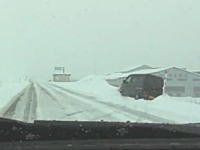あっぶねｗｗｗ雪道で滑って土手から落ちかけた軽ワゴンのビデオ。雪溜りに助けられた。