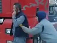 酷すぎワロタｗ電話中の男性のポケットにこっそり爆竹を入れてみるイタズラｗ