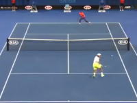 これは凄いテニス。1ポイント間に2連続スーパーショットを決めたモンフィス。