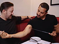 これはマジックなのか。それとも痩せ我慢？金属の棒を腕に刺して貫通させる手品。