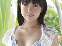 桜井はるか 緑のビキニ水着姿でベッドに横たわって巨乳バストをモミモミマッサージ