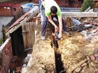 屋根の解体作業で危機一髪。足場が崩れて一緒に落ちそうになってしまう作業員。