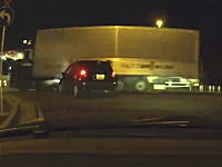 「止まれ」を無視して国道に出ようとした軽四がトラックの腹に衝突してしまう動画