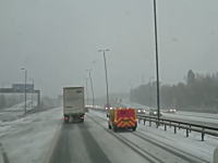 強風で高速道路上のある物がものっすごく揺れているｗ心配になるほど揺れているｗ