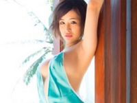 松浦こと シャツを羽織ってノーブラバストを魅せつけたり、バスタブの縁に横たわって横乳バストをセクシーアピール