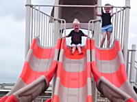 小さな子供が滑り台でちょっとワロタ10秒動画ｗ人形かよｗ腹痛いｗ