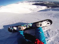 雪崩が発生する時ってこんな感じらしい。雪崩に巻き込まれたスノーボーダー。