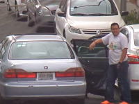 車のホイール窃盗団の手口。前後のドアを壁にしてドアの間に隠れて作業する。