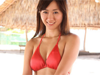 中村葵 ピンクの三角ビキニをまとって波打ち際を走りながらスラッとしたボディラインを元気に飛び跳ねて魅せる