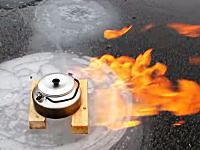 燃料いらずの燃える湖。氷を割って火を付けると勢いよく炎が上がる動画。