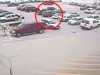 駐車場から出ようとした92歳のドライバーが他車9台に次々と衝突。監視カメラ。