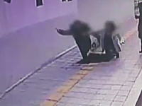 韓国で突然開いた穴に歩道を歩いていた男女が飲みこまれてしまう。深さ5メートル。