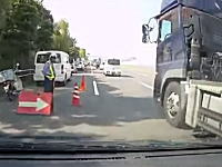 これは分かりにくい車線が原因かな。カーブ後の謎車線でトラックと接触した車載。