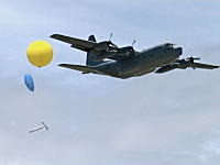 これはさすがに悪質。飛行機の離着陸経路に風船を上げて妨害する沖縄県民たち。