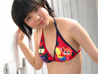 荒井萌 セーラ服を着て木にもたれながらポーズ