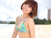 堤ゆきみ プールサイドでピンクの三角ビキニ水着を着てポーズ