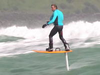 波に乗るというか波の上を高速で進むスポーツ。フォイルボードってのがあるらしい。