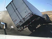 目の前でぶっ飛ぶトレーラー(((ﾟДﾟ)))無理左折を強行したトレーラーに別のトレーラーが突っ込む事故