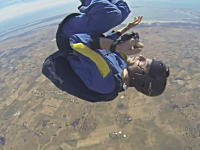 ＧＪすぎる動画。スカイダイビング中に発作を起こした仲間を助けたスカイダイバー