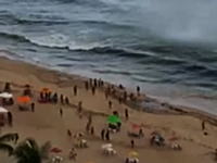 ビーチの海水浴客を襲った小さな竜巻。みんな逃げるの遅くねえ？ブラジル。