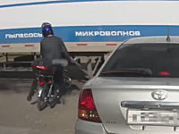 操作に慣れてなかったのか(´･_･`)ブレーキできずにトレーラーに突っ込んで死にかけたバイクの男性