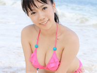 三田寺理紗 ピンクの三角ビキニ水着をを着て波打ち際を走りながら巨乳グラマーボディをムッチムチアピール