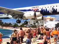 大型旅客機が観客の頭上スレスレを通過する。さすがにこれは近すぎる。