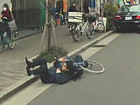 自転車の危険な瞬間。カバンが前輪に絡まって一回転してしまうお兄さん