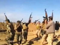 歌って踊ってたイラク兵の元に自爆攻撃のトラックが。爆発の威力はんぱねえ