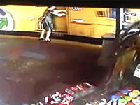 動き出したバスに無理やり乗ろうとした女性。後輪に踏まれて潰される