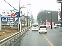 マジキ千葉。若葉区で異常な動きのスズキアルトが撮影される。なんだこの運転。