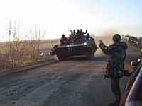 この交通事故は珍しいｗ対向車を避けた戦車が道路を飛び出してしまうビデオ。