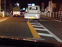 長野県で撮影された完全にキチガイな軽トラック。反対車線に出て蛇行運転を繰り返す。