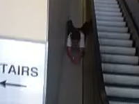 確認せずに滑り降りたの？エスカレーター横のスロープを滑ってた女子がｗ