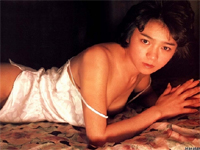 秋元ともみ 80年代アイドルが照れながら微乳を披露