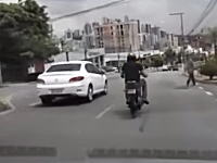 幅寄せの交通トラブルから車に蹴りを入れたバイクの兄ちゃんがｗ